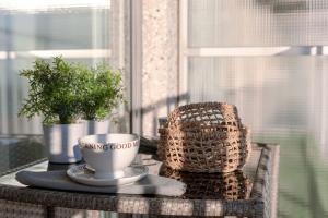 una mesa con una taza de café y una cesta en Huswell - Modern studio near the sea and beach, en Nieuwpoort