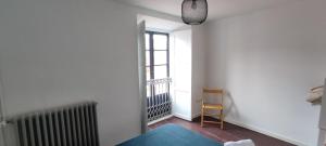 Una habitación con una cama y una ventana. en PISO CON TERRAZA, en Ribadeo