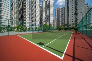 un court de tennis dans une ville avec de grands bâtiments dans l'établissement OceanVista Oasis: Seaview Haven 2 Bedroom【Netflix】, à Johor Bahru