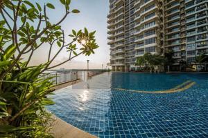 - une piscine au milieu d'un bâtiment dans l'établissement OceanVista Oasis: Seaview Haven 2 Bedroom【Netflix】, à Johor Bahru