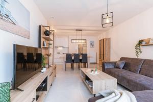Posezení v ubytování Huswell - Bright apartment only 5 minutes from the beach