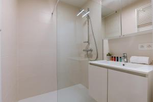 Kopalnica v nastanitvi Huswell - Bright apartment only 5 minutes from the beach