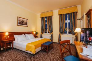 プラハにあるルイス レジャーのベッド1台と窓2つが備わるホテルルームです。