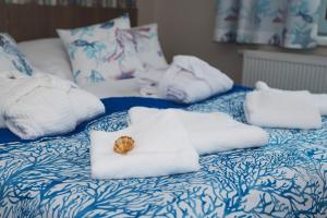 ein Bett mit Handtüchern und einem Ring darauf in der Unterkunft Aqua Hotel in Děčín
