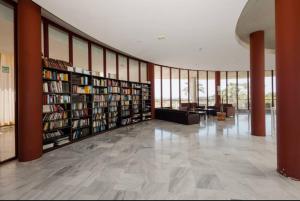 uma grande biblioteca com grandes estantes cheias de livros em Parque Botanico Benahavis em Estepona