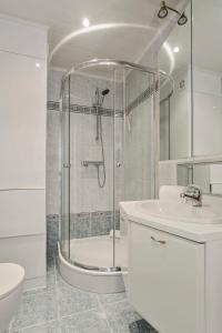 La salle de bains est pourvue d'une douche, de toilettes et d'un lavabo. dans l'établissement Charming apartment near the beach of Zeebrugge, à Bruges