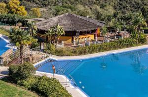 uma vista superior de uma piscina num resort em Parque Botanico Benahavis em Estepona