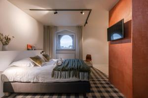 1 dormitorio con 1 cama grande y TV en WAY SWEET DREAMS - Room 4, en Gante