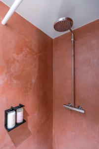 una ducha con 2 rollos de papel higiénico en la pared en WAY SWEET DREAMS - Room 4, en Gante