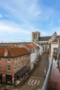 uma vista para uma rua da cidade com edifícios em WAY SWEET DREAMS - Room 4 em Gante