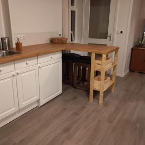 eine Küche mit einem Holztisch und einem Spülbecken in der Unterkunft Erve Boonk in Neede + 12 Fotos
