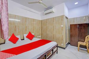 A bed or beds in a room at Super OYO RKH Residency