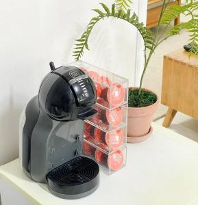 un grille-pain posé sur une table à côté d'une plante en pot dans l'établissement #guro digital complex station 10min #clean #2rooms #netflix, à Séoul 7 autres photos