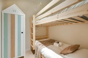 1 Schlafzimmer mit 2 Etagenbetten und einem Schrank in der Unterkunft Luxurious two bedroom near the sea in Knokke-Heist