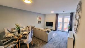 ein Wohnzimmer mit einem Sofa und einem Tisch in der Unterkunft No.62 Fivedom - Luxury apartment in Southampton