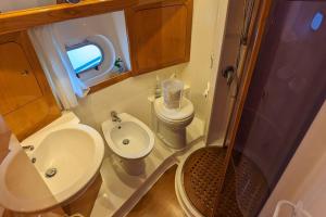 a small bathroom with a sink and a toilet at Le Sky Sailor, idéal Lions in Cannes