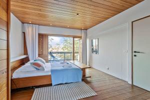 Postel nebo postele na pokoji v ubytování Eighties modernist design house with garden near the beach