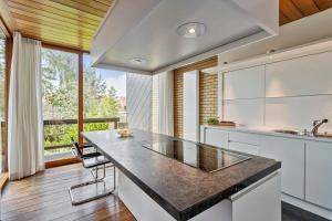 Una cocina o kitchenette en Eighties modernist design house with garden near the beach