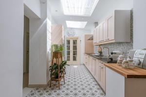 奧斯坦德的住宿－Spacious apartment with terrace in Ostend，厨房配有白色橱柜和盆栽植物