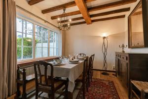 een eetkamer met een tafel en stoelen en een raam bij Charming house Heemdael in Knokke-Le-Zoute in Knokke-Heist