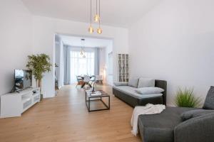 - un salon avec un canapé et une table dans l'établissement Spacious and bright apartment with sunny terrace, à Ostende
