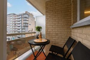 - Balcón con mesa pequeña y 2 sillas en Centrally located apartment in Middelkerke, en Middelkerke