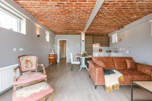 sala de estar con sofá marrón y mesa en Charming house "De Ransuil" in De Haan, en De Haan