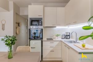 A kitchen or kitchenette at Romantic Luxury Hideaway Near Acropolis with Jacuzzi Még 15 kép