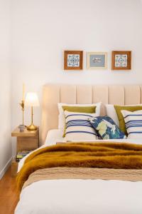 A bed or beds in a room at Modern & Stylish Hideaway Downtown near Acropolis & Metro
