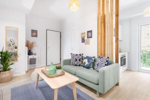 A seating area at Modern & Stylish Hideaway Downtown near Acropolis & Metro