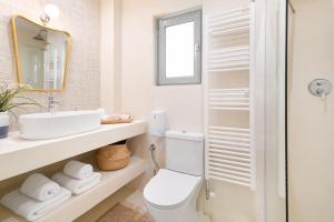 A bathroom at Modern & Stylish Hideaway Downtown near Acropolis & Metro