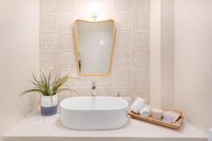 A bathroom at Modern & Stylish Hideaway Downtown near Acropolis & Metro