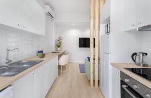 A kitchen or kitchenette at Modern & Stylish Hideaway Downtown near Acropolis & Metro