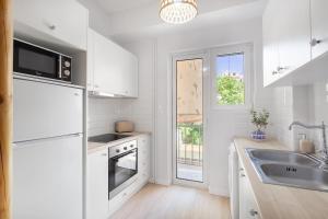 A kitchen or kitchenette at Modern & Stylish Hideaway Downtown near Acropolis & Metro Még 8 kép