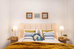 A bed or beds in a room at Modern & Stylish Hideaway Downtown near Acropolis & Metro