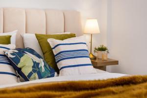A bed or beds in a room at Modern & Stylish Hideaway Downtown near Acropolis & Metro