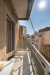 A balcony or terrace at Modern & Stylish Hideaway Downtown near Acropolis & Metro