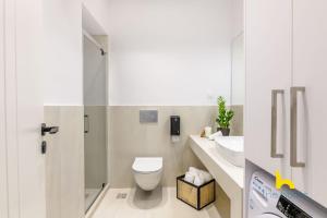 Kúpeľňa v ubytovaní Sun-Splashed 2-BDR Corner Apartment with Hillside views! + 12 fotografií
