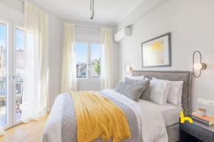 Posteľ alebo postele v izbe v ubytovaní Sun-Splashed 2-BDR Corner Apartment with Hillside views!