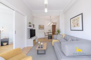 Posedenie v ubytovaní Sun-Splashed 2-BDR Corner Apartment with Hillside views!