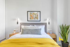 Posteľ alebo postele v izbe v ubytovaní Sun-Splashed 2-BDR Corner Apartment with Hillside views!