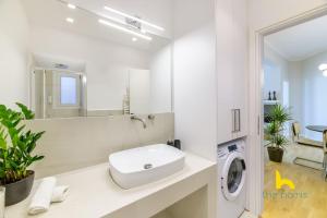 Kúpeľňa v ubytovaní Sun-Splashed 2-BDR Corner Apartment with Hillside views!