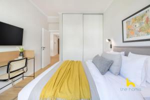 Posteľ alebo postele v izbe v ubytovaní Sun-Splashed 2-BDR Corner Apartment with Hillside views!