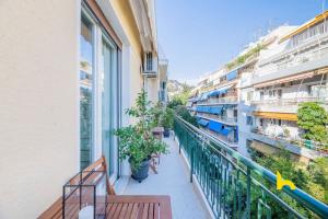 Balkón alebo terasa v ubytovaní Sun-Splashed 2-BDR Corner Apartment with Hillside views!