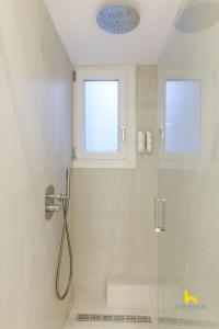 Kúpeľňa v ubytovaní Sun-Splashed 2-BDR Corner Apartment with Hillside views!