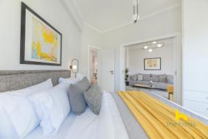 Posedenie v ubytovaní Sun-Splashed 2-BDR Corner Apartment with Hillside views!