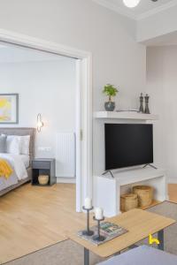 Posteľ alebo postele v izbe v ubytovaní Sun-Splashed 2-BDR Corner Apartment with Hillside views!