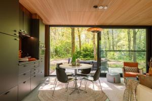 Gallery image of Huswell - Cozy Forest Cabinet with Private Hot Tub in Stekene