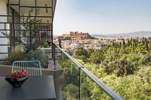 d'un balcon avec une table et une vue sur la ville. dans l'établissement Urban APT with Stunning Acropolis View & Roofdeck, à Athènes