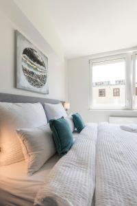 Un dormitorio blanco con una cama grande con almohadas. en Cube Apartments - Contactless Check In - Stadthalle U3 Metro, en Viena